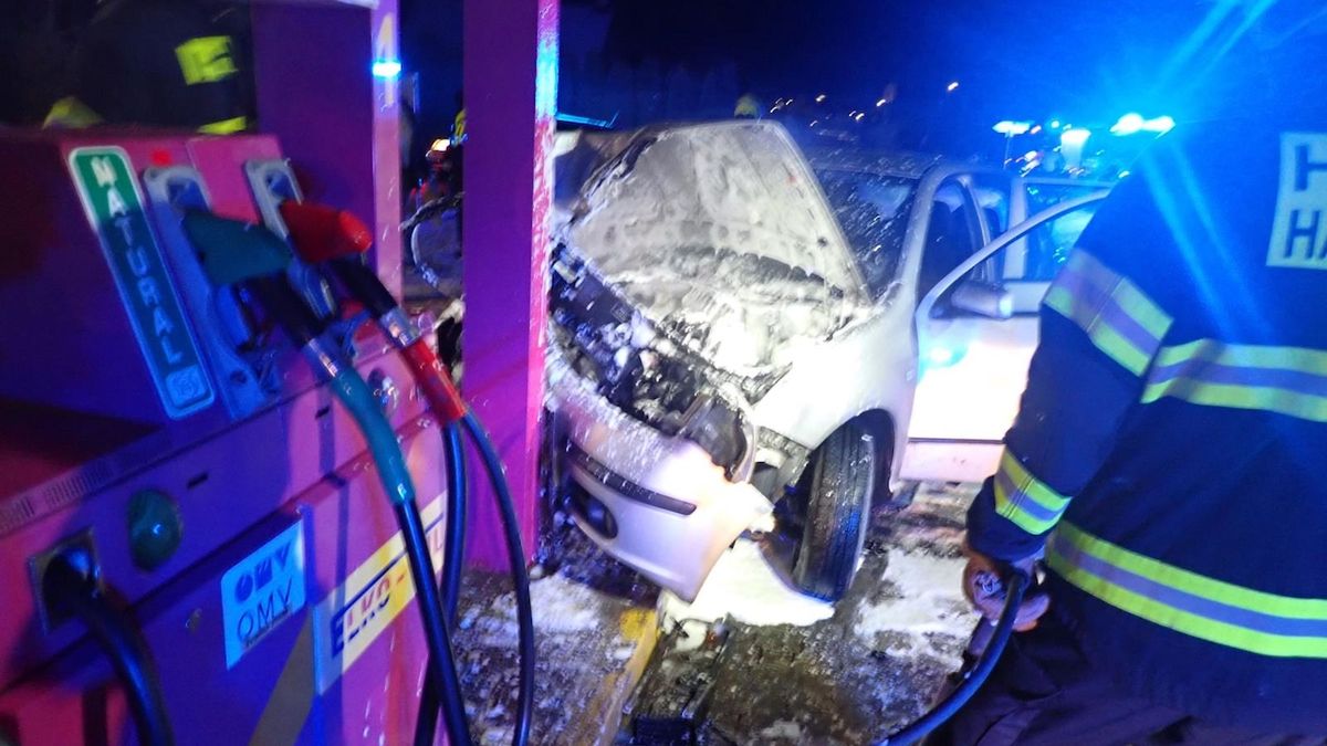 Na Vsetínsku narazil řidič do sloupu čerpací stanice, auto začalo hořet